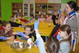 Dzieci podczas nauki pieczenia