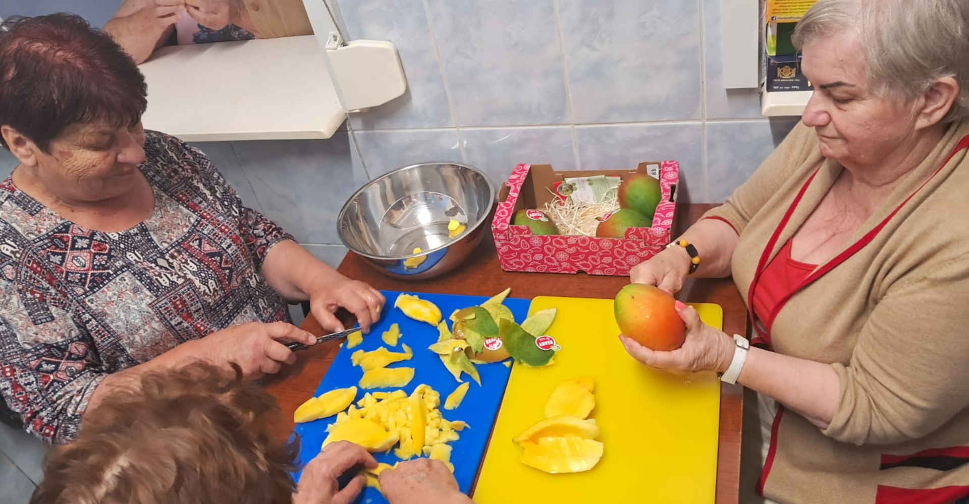 Dwie seniorki przy robieniu owocowych przekąsek