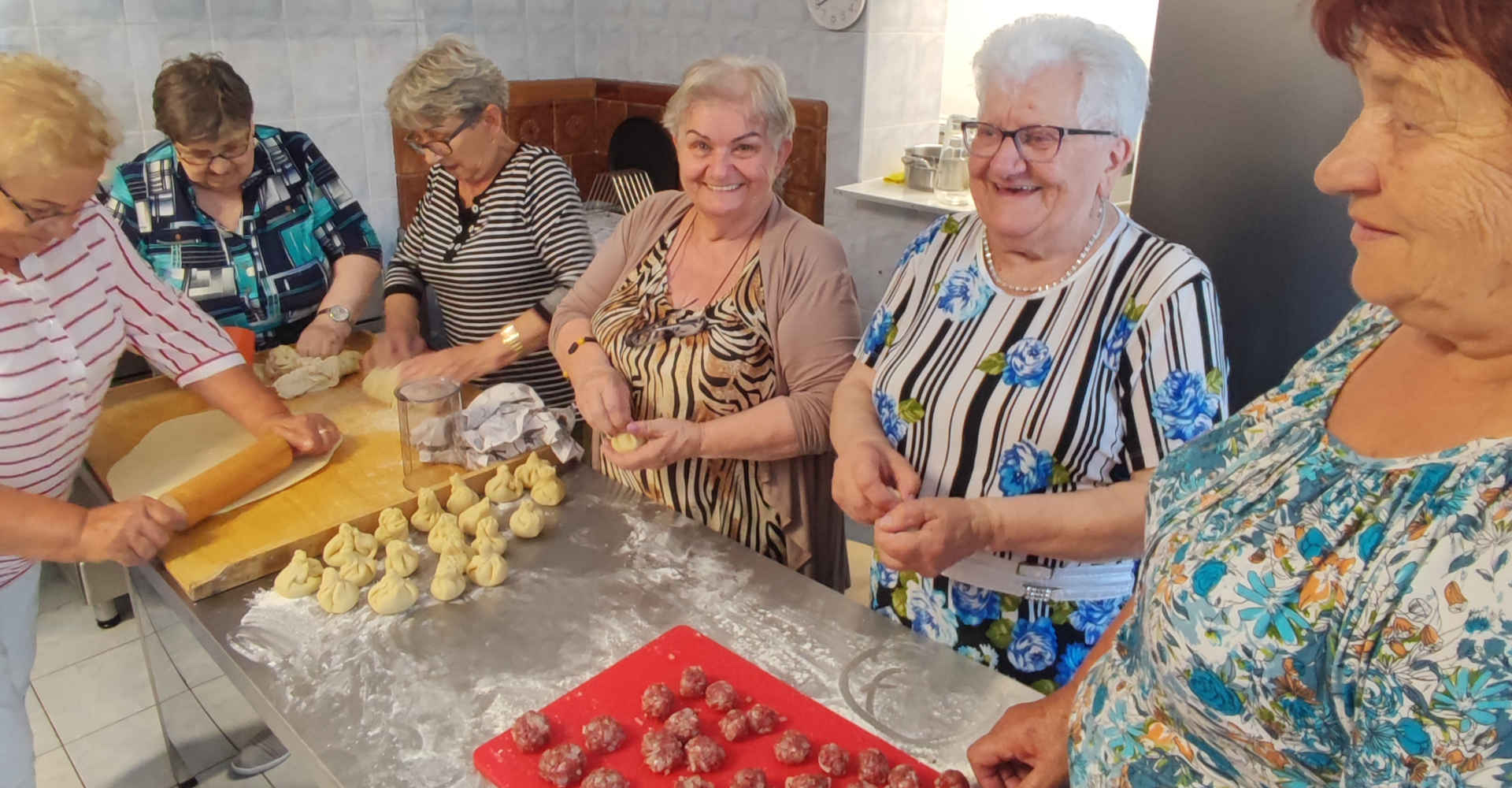 Panie seniorki podczas prac w kuchni