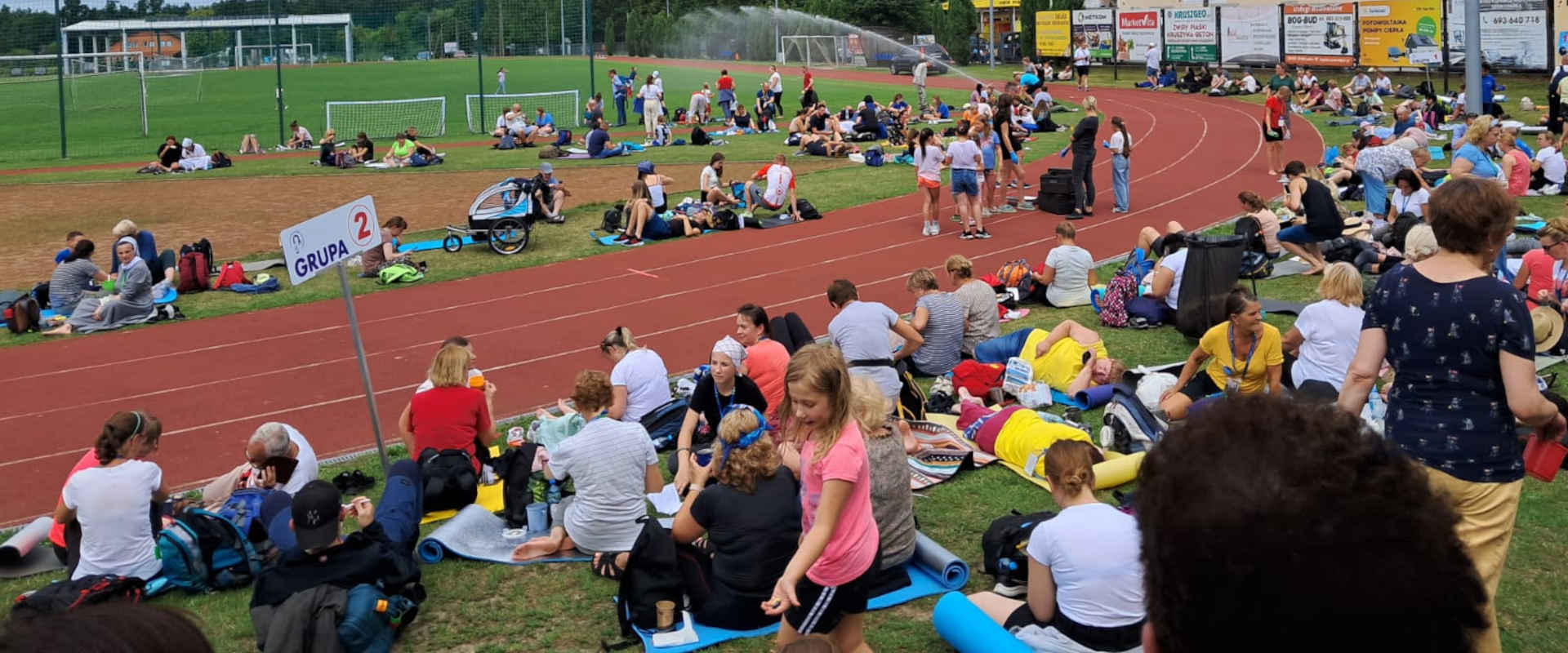 Pi8elgrzymi na bieżni stadionowej