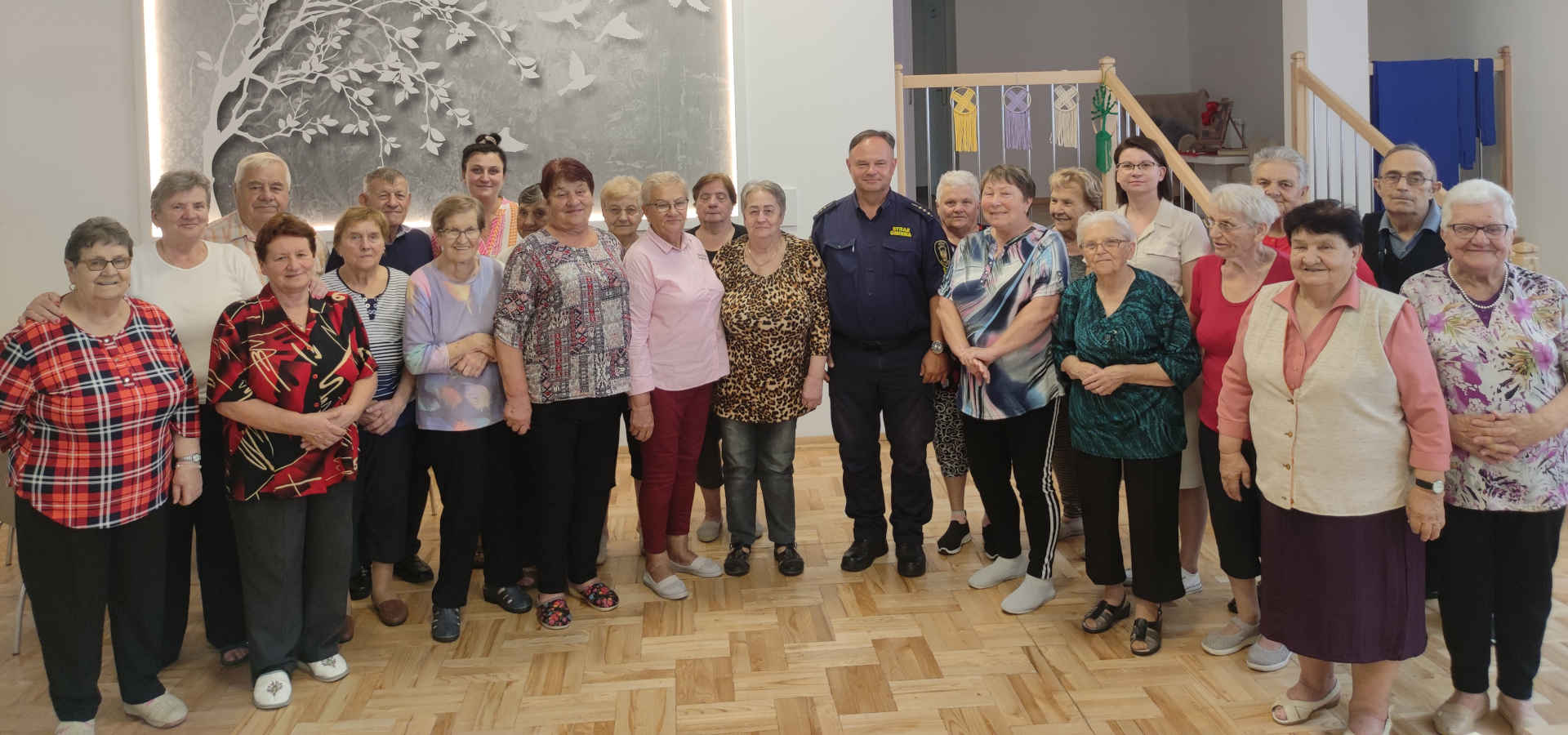 Zdjęcie grupowe - seniorzy ze strażnikiem gminnym