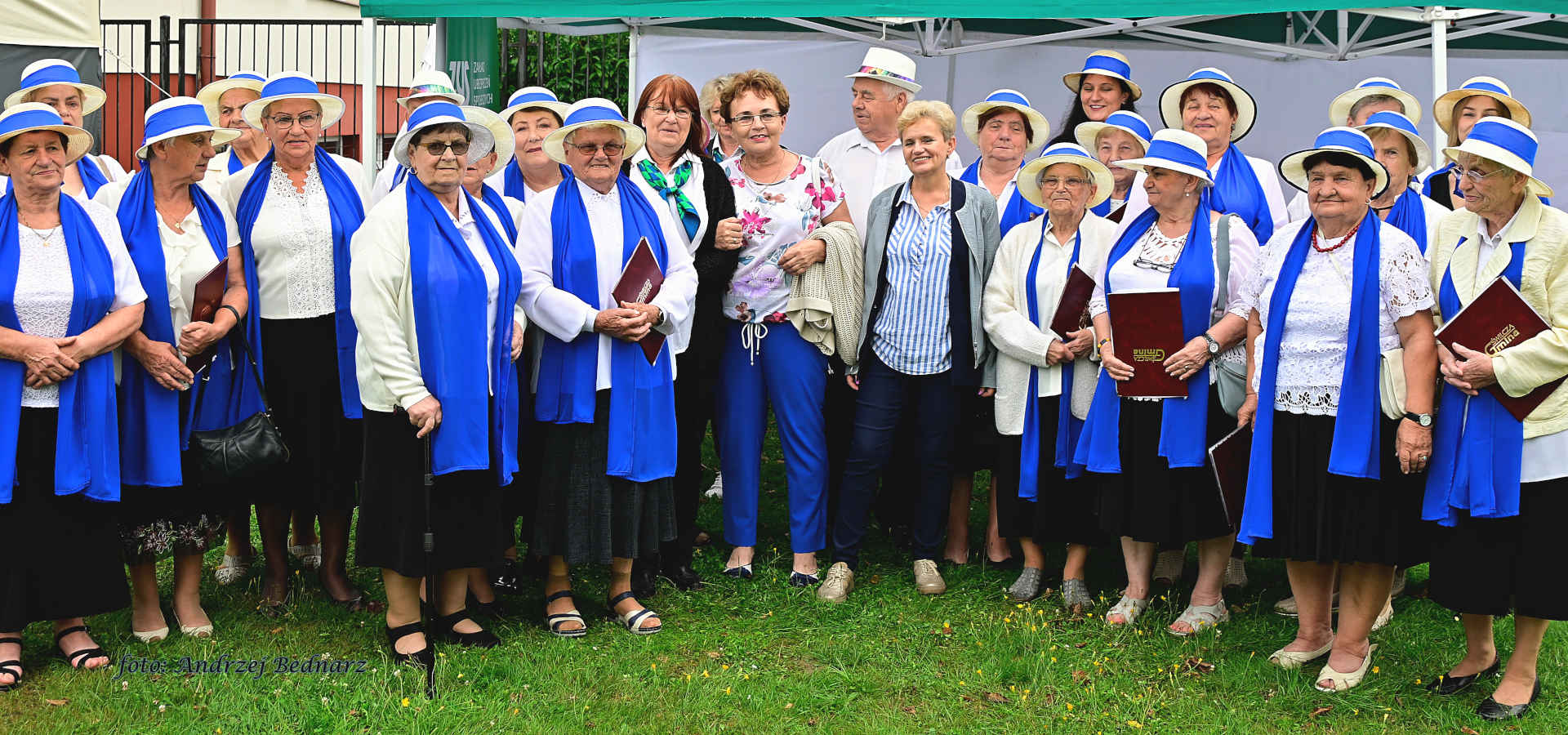 Zdjęcie grupowe podczas pikniku