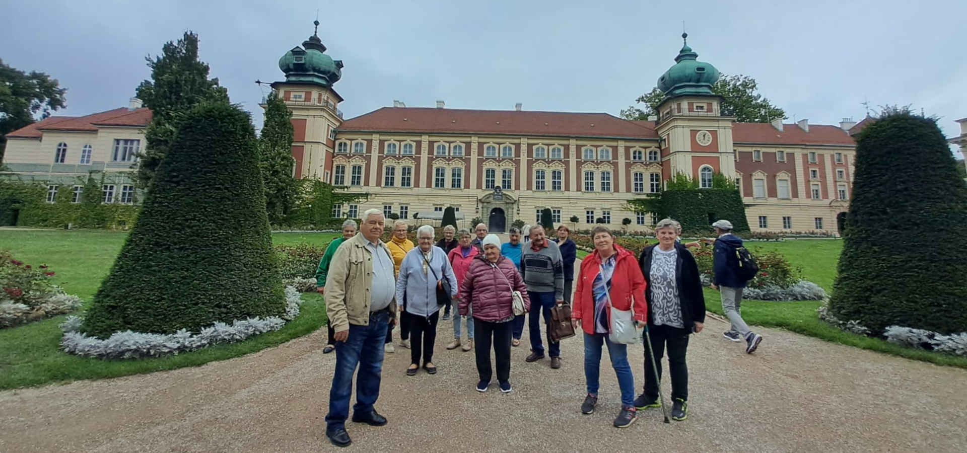 Zdjęcie grupowe, w tle zamek w Łańcucie