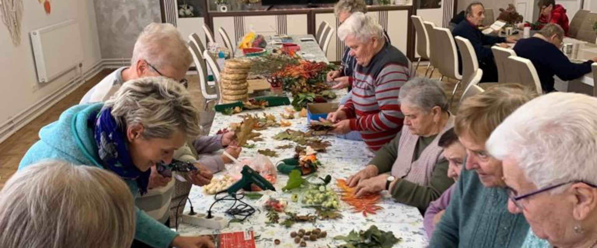 Seniorzy podczas warsztatów florystycznych