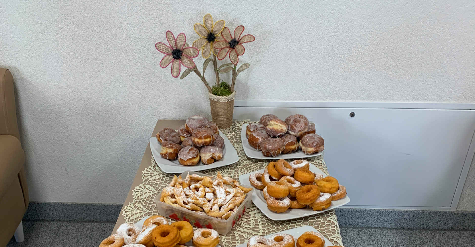 Pączki i oponki na talerzach