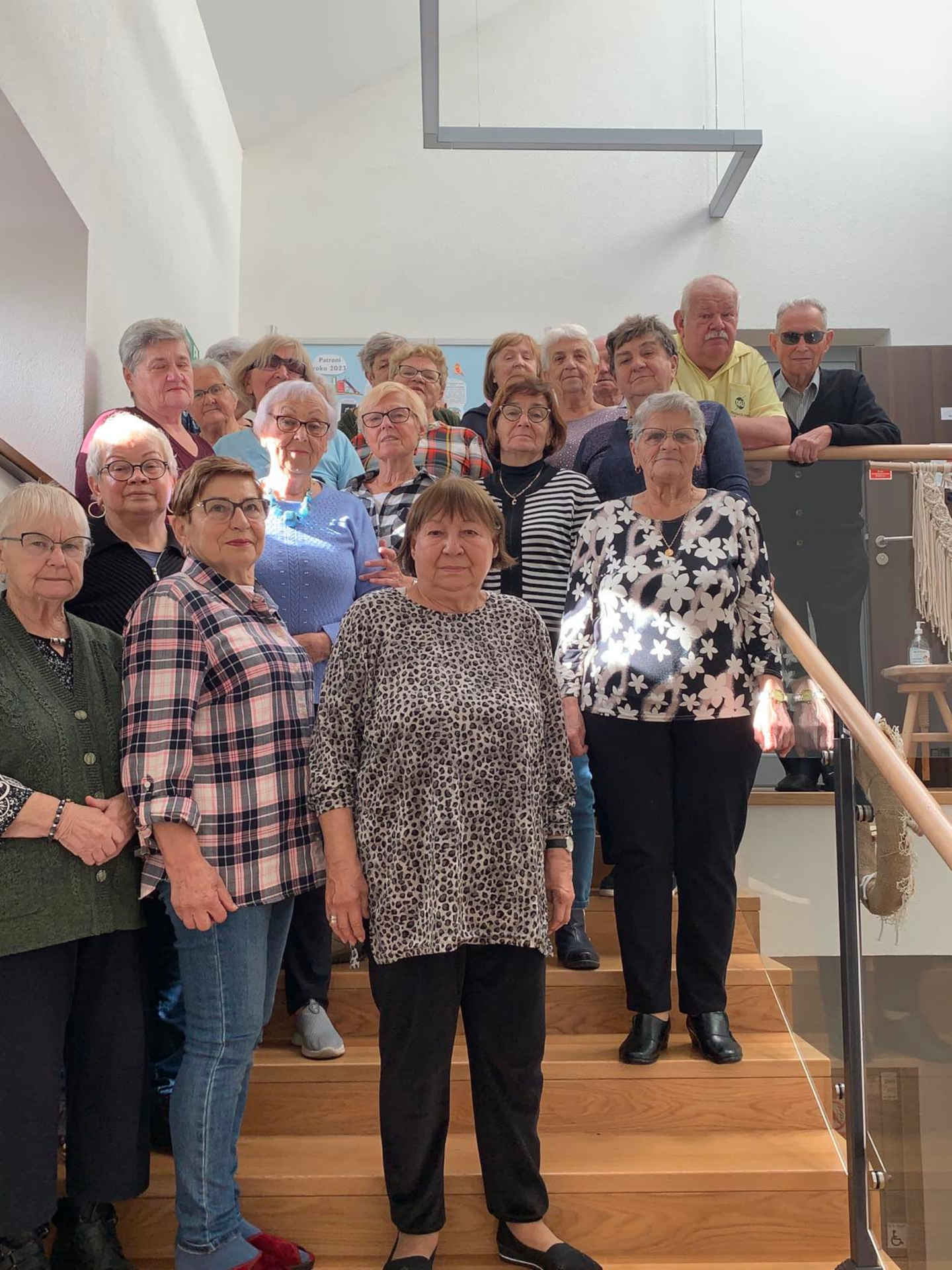 Seniorzy stoją na schodach