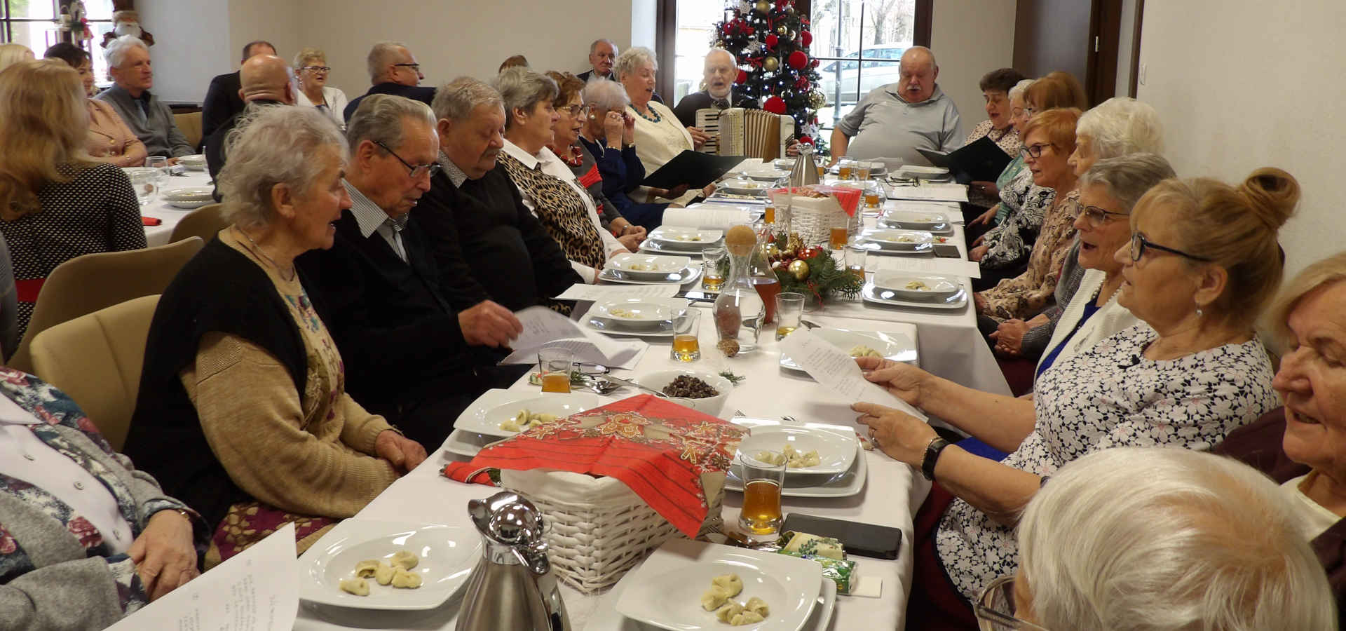 Seniorzy podczas spotkania wigilijnego