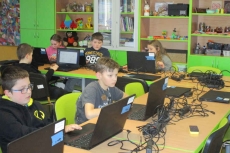 Chłopcy podczas zajęć informatycznych