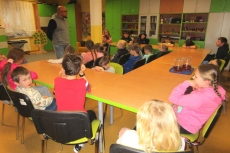 Dzieci podczas pogadanki o przemocy