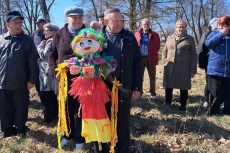 Seniorzy niosą Marzannę w Pierwszy Dzień Wiosny