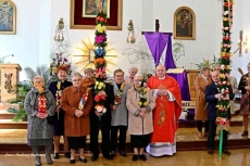 Seniorzy w kościele w Bratkowicach podczas mszy