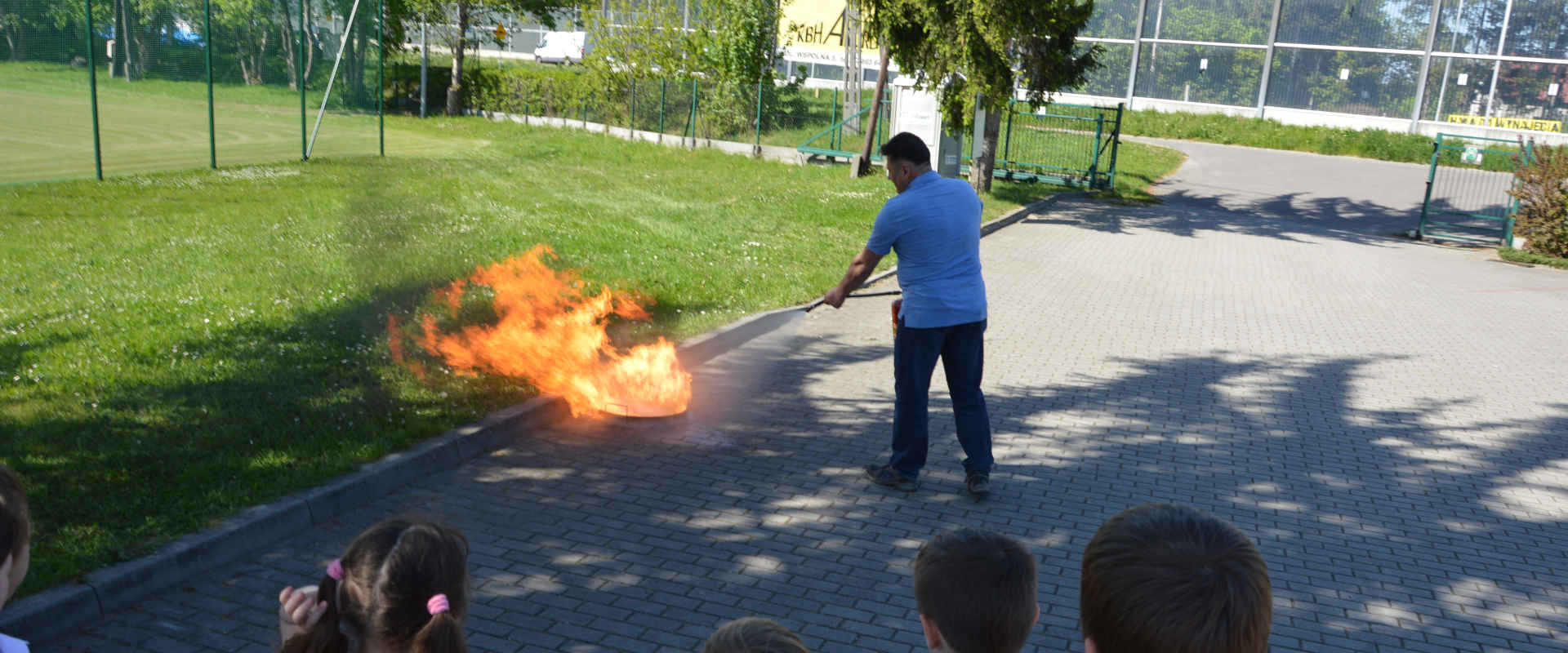 Opiekun gasi pożar gaśnicą 